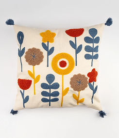 Punch Nakışlı Yollara Serilmiş Çiçek Motifli Kırlent Kılıfı