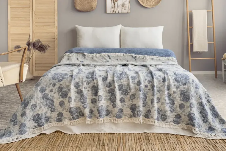 Müslin yatak örtüsüyle yatak odası